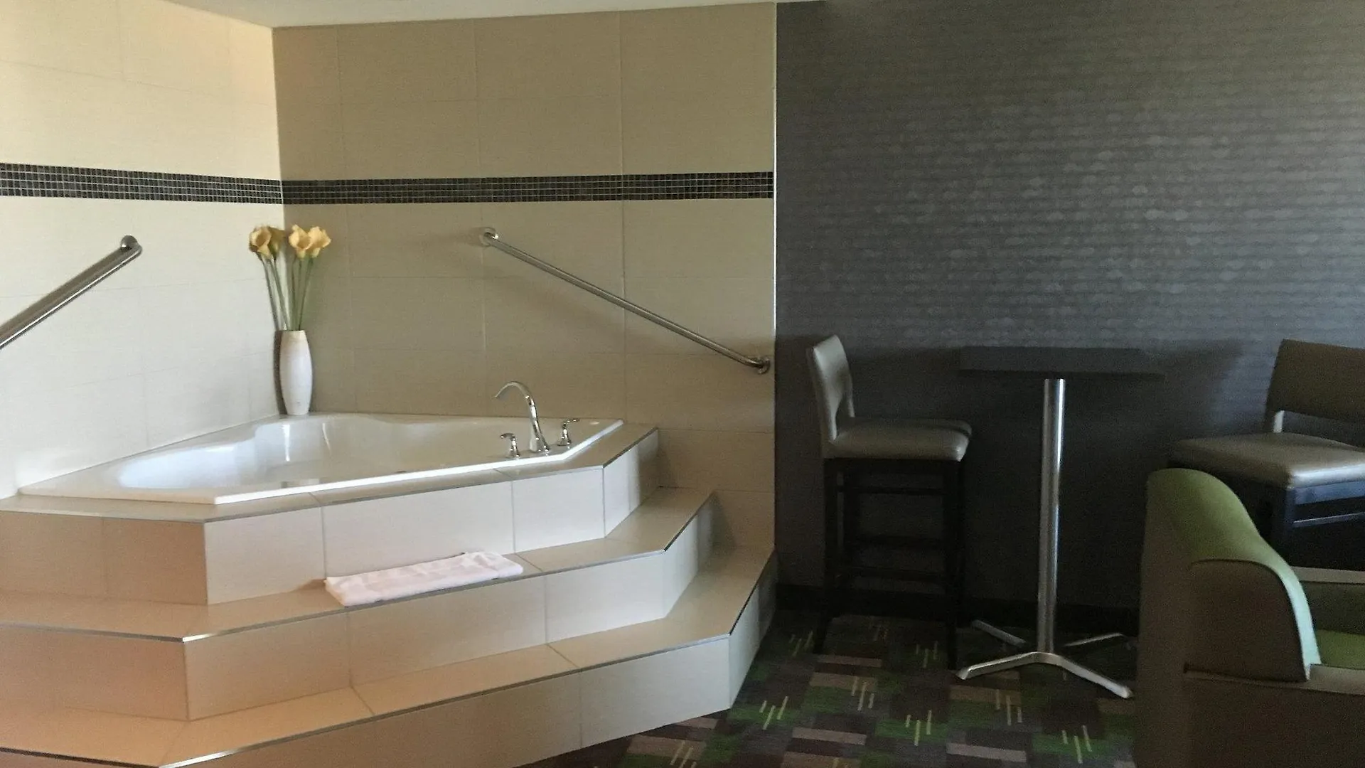 Holiday Inn Express Winnipeg Airport - Polo Park By Ihg 3*,  Kanada